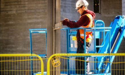 Hoe kan ik veilig werken met een hoogwerker?