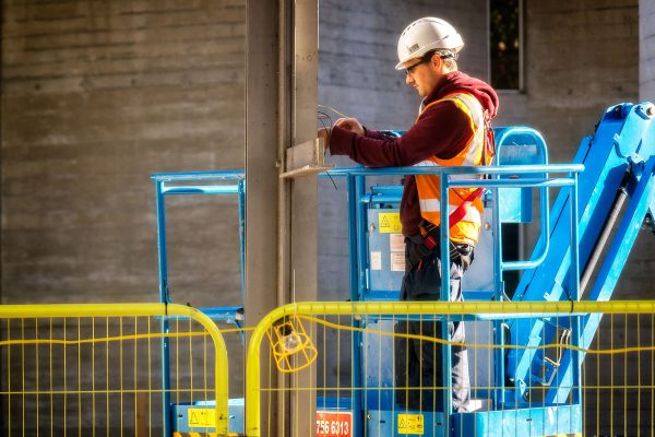 Hoe kan ik veilig werken met een hoogwerker?